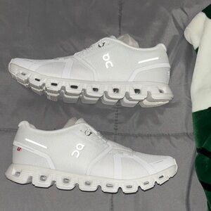 On Running Men's Cloud 5  White Athletic Shoes size 7